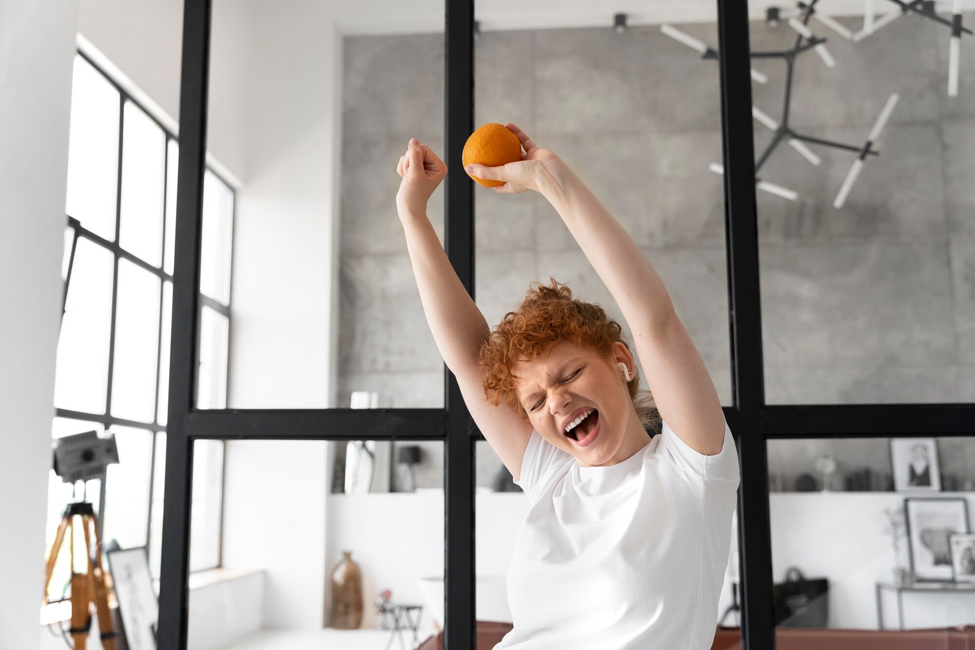 Persona activa moviéndose al aire libre, ilustrando el bienestar articular diario